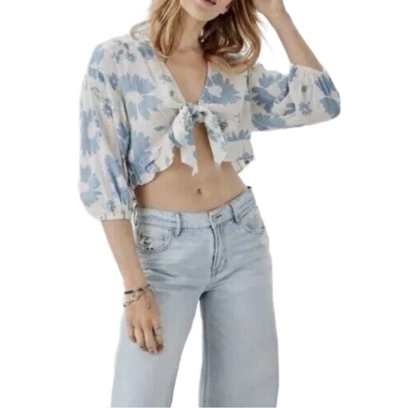 NWT AMERICAN EAGLE Front Tie Blue Floral Crop Top! - Picture 1 of 5